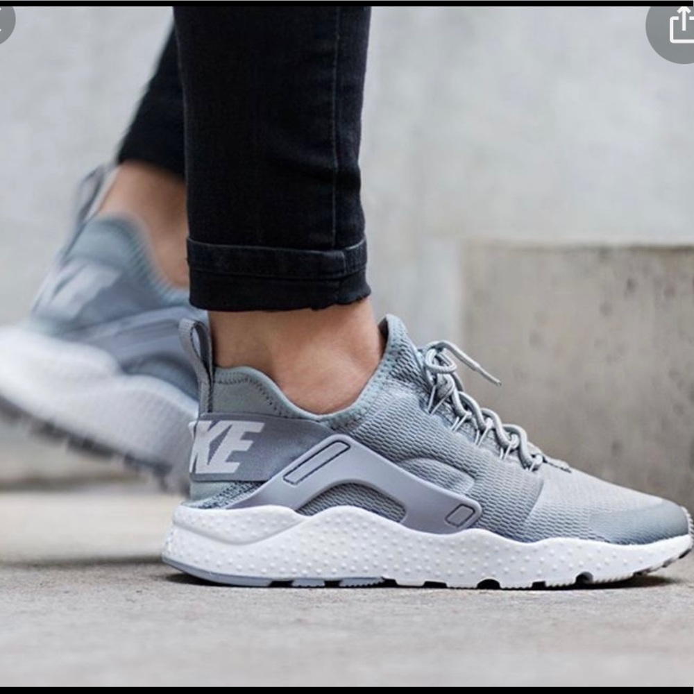 NIKE GREY HUARACHE